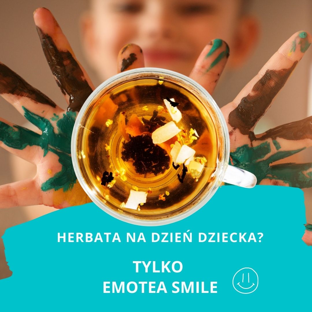 kolorowe dłonie dziecka chwytające filiżankę z herbatą Emotea Smile