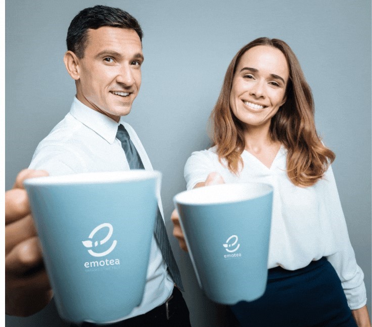herbata dla firm kobieta mężczyzna z herbatą emotea