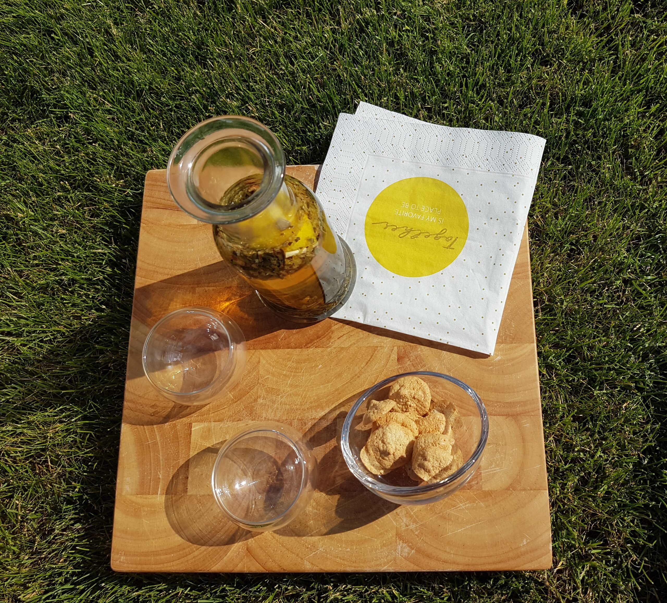 herbata emotea w szklanej karafce na na tacce na trawie